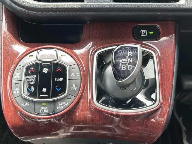 トヨタ ノア ハイブリッド Si ダブルバイビーⅡ 東京都 2020(令2)年 3.1万km ブラック ワンオーナー/Toyota Safety Sense/・PCS(プリクラッシュセーフティー)/・LDA(レーンディパーチャアラー)/・オートマチックハイビーム/・先行車発進告知機能/クルーズコントロール/クリアランスソナー/TOYOTA純正１０インチナビ/【フルセグ・Bluetooth】/フリップダウンモニター/バックカメラ/前方ドライブレコーダー/両側パワースライドドア/シートヒーター（運転席・助手席）/純正16インチアルミ/純正フロアマット/スマートキー/スペアキー/保証書/取説