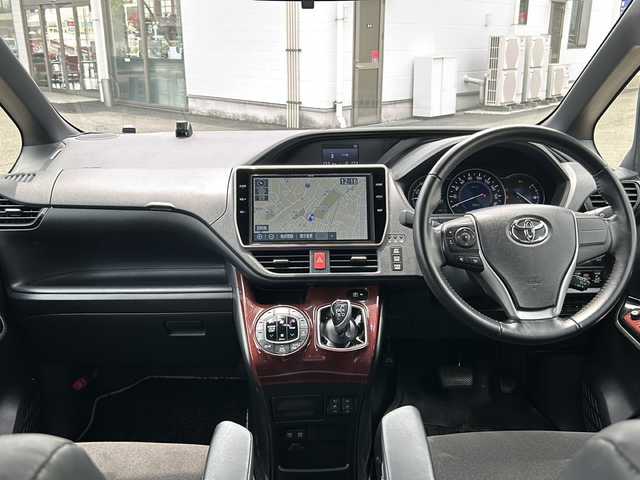 トヨタ ノア ハイブリッド Si ダブルバイビーⅡ 東京都 2020(令2)年 3.1万km ブラック ワンオーナー/Toyota Safety Sense/・PCS(プリクラッシュセーフティー)/・LDA(レーンディパーチャアラー)/・オートマチックハイビーム/・先行車発進告知機能/クルーズコントロール/クリアランスソナー/TOYOTA純正１０インチナビ/【フルセグ・Bluetooth】/フリップダウンモニター/バックカメラ/前方ドライブレコーダー/両側パワースライドドア/シートヒーター（運転席・助手席）/純正16インチアルミ/純正フロアマット/スマートキー/スペアキー/保証書/取説