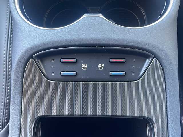 トヨタ ハリアー Z レザーパッケージ 福島県 2024(令6)年 0.9万km プレシャスブラックパール 登録時走行距離：8240km/ワンオーナー/純正ディスプレイオーディオ/ (フルセグTV/BT/USB/HDMI/AM/FM)/バックカメラ/プッシュスタート/デジタルインナーミラー/ビルトインETC/クルーズコントロール/ステアリングヒーター/ステアリングスイッチ/レザーシート/パワーシート/ (D席/N席）/シートヒーター/ (D席/N席）/シートベンチレーション/ (D席/N席）/メモリーシート/電動リアゲート/電動チルト/純正フロアマット/電動格納ミラー/ウィンカーミラー/純正ドアバイザー/純正LEDヘッドライト/フォグランプ/横滑り防止装置/レーンキープアシスト/コーナーセンサー/オートライト/オートマチックハイビーム/スマートキー/スペアキー×1/保証書/取扱説明書