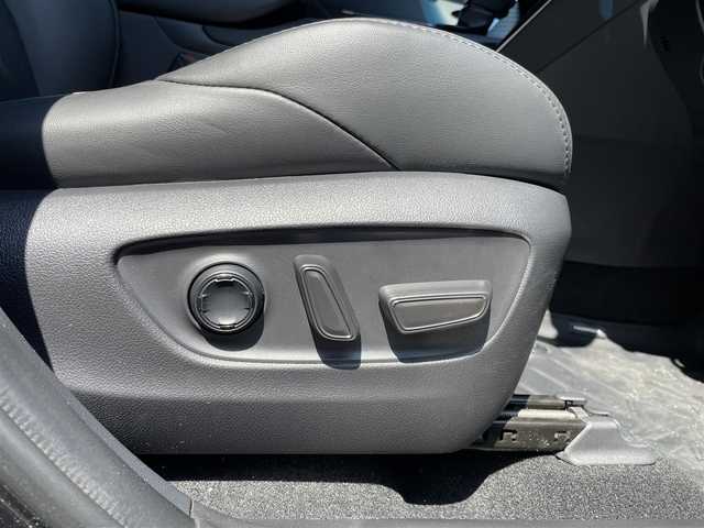 トヨタ ハリアー Z レザーパッケージ 福島県 2024(令6)年 0.9万km プレシャスブラックパール 登録時走行距離：8240km/ワンオーナー/純正ディスプレイオーディオ/ (フルセグTV/BT/USB/HDMI/AM/FM)/バックカメラ/プッシュスタート/デジタルインナーミラー/ビルトインETC/クルーズコントロール/ステアリングヒーター/ステアリングスイッチ/レザーシート/パワーシート/ (D席/N席）/シートヒーター/ (D席/N席）/シートベンチレーション/ (D席/N席）/メモリーシート/電動リアゲート/電動チルト/純正フロアマット/電動格納ミラー/ウィンカーミラー/純正ドアバイザー/純正LEDヘッドライト/フォグランプ/横滑り防止装置/レーンキープアシスト/コーナーセンサー/オートライト/オートマチックハイビーム/スマートキー/スペアキー×1/保証書/取扱説明書