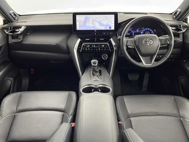 トヨタ ハリアー Z レザーパッケージ 鹿児島県 2024(令6)年 0.9万km プレシャスブラックパール 登録時走行距離：8240km/ワンオーナー/純正ディスプレイオーディオ/ (フルセグTV/BT/USB/HDMI/AM/FM)/バックカメラ/プッシュスタート/デジタルインナーミラー/ビルトインETC/クルーズコントロール/ステアリングヒーター/ステアリングスイッチ/レザーシート/パワーシート/ (D席/N席）/シートヒーター/ (D席/N席）/シートベンチレーション/ (D席/N席）/メモリーシート/電動リアゲート/電動チルト/純正フロアマット/電動格納ミラー/ウィンカーミラー/純正ドアバイザー/純正LEDヘッドライト/フォグランプ/横滑り防止装置/レーンキープアシスト/コーナーセンサー/オートライト/オートマチックハイビーム/スマートキー/スペアキー×1/保証書/取扱説明書