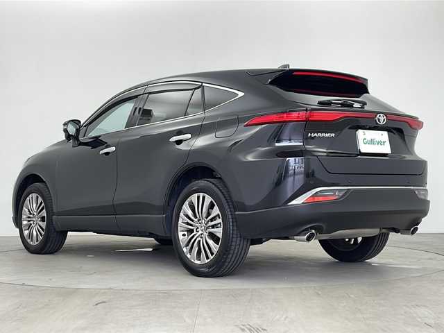 トヨタ ハリアー Z レザーパッケージ 鹿児島県 2024(令6)年 0.9万km プレシャスブラックパール 登録時走行距離：8240km/ワンオーナー/純正ディスプレイオーディオ/ (フルセグTV/BT/USB/HDMI/AM/FM)/バックカメラ/プッシュスタート/デジタルインナーミラー/ビルトインETC/クルーズコントロール/ステアリングヒーター/ステアリングスイッチ/レザーシート/パワーシート/ (D席/N席）/シートヒーター/ (D席/N席）/シートベンチレーション/ (D席/N席）/メモリーシート/電動リアゲート/電動チルト/純正フロアマット/電動格納ミラー/ウィンカーミラー/純正ドアバイザー/純正LEDヘッドライト/フォグランプ/横滑り防止装置/レーンキープアシスト/コーナーセンサー/オートライト/オートマチックハイビーム/スマートキー/スペアキー×1/保証書/取扱説明書
