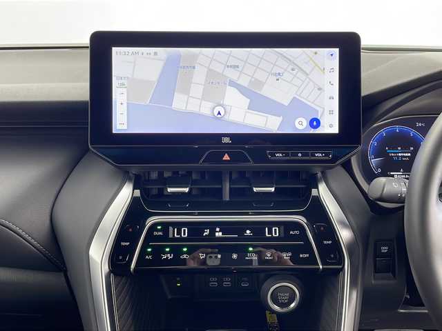 トヨタ ハリアー Z レザーパッケージ 鹿児島県 2024(令6)年 0.9万km プレシャスブラックパール 登録時走行距離：8240km/ワンオーナー/純正ディスプレイオーディオ/ (フルセグTV/BT/USB/HDMI/AM/FM)/バックカメラ/プッシュスタート/デジタルインナーミラー/ビルトインETC/クルーズコントロール/ステアリングヒーター/ステアリングスイッチ/レザーシート/パワーシート/ (D席/N席）/シートヒーター/ (D席/N席）/シートベンチレーション/ (D席/N席）/メモリーシート/電動リアゲート/電動チルト/純正フロアマット/電動格納ミラー/ウィンカーミラー/純正ドアバイザー/純正LEDヘッドライト/フォグランプ/横滑り防止装置/レーンキープアシスト/コーナーセンサー/オートライト/オートマチックハイビーム/スマートキー/スペアキー×1/保証書/取扱説明書