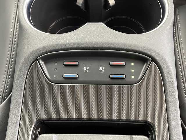 トヨタ ハリアー Z レザーパッケージ 鹿児島県 2024(令6)年 0.9万km プレシャスブラックパール 登録時走行距離：8240km/ワンオーナー/純正ディスプレイオーディオ/ (フルセグTV/BT/USB/HDMI/AM/FM)/バックカメラ/プッシュスタート/デジタルインナーミラー/ビルトインETC/クルーズコントロール/ステアリングヒーター/ステアリングスイッチ/レザーシート/パワーシート/ (D席/N席）/シートヒーター/ (D席/N席）/シートベンチレーション/ (D席/N席）/メモリーシート/電動リアゲート/電動チルト/純正フロアマット/電動格納ミラー/ウィンカーミラー/純正ドアバイザー/純正LEDヘッドライト/フォグランプ/横滑り防止装置/レーンキープアシスト/コーナーセンサー/オートライト/オートマチックハイビーム/スマートキー/スペアキー×1/保証書/取扱説明書