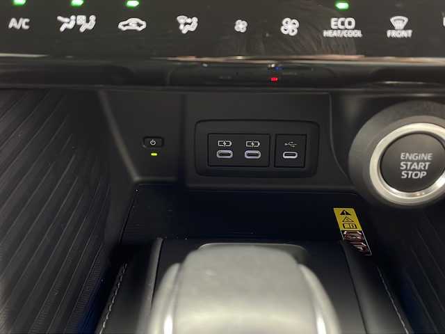トヨタ ハリアー Z レザーパッケージ 鹿児島県 2024(令6)年 0.9万km プレシャスブラックパール 登録時走行距離：8240km/ワンオーナー/純正ディスプレイオーディオ/ (フルセグTV/BT/USB/HDMI/AM/FM)/バックカメラ/プッシュスタート/デジタルインナーミラー/ビルトインETC/クルーズコントロール/ステアリングヒーター/ステアリングスイッチ/レザーシート/パワーシート/ (D席/N席）/シートヒーター/ (D席/N席）/シートベンチレーション/ (D席/N席）/メモリーシート/電動リアゲート/電動チルト/純正フロアマット/電動格納ミラー/ウィンカーミラー/純正ドアバイザー/純正LEDヘッドライト/フォグランプ/横滑り防止装置/レーンキープアシスト/コーナーセンサー/オートライト/オートマチックハイビーム/スマートキー/スペアキー×1/保証書/取扱説明書