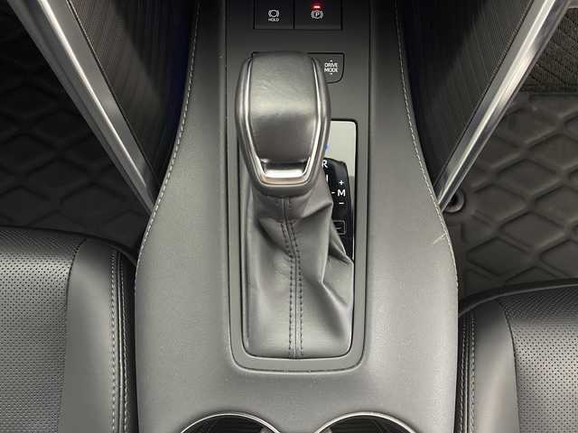 トヨタ ハリアー Z レザーパッケージ 鹿児島県 2024(令6)年 0.9万km プレシャスブラックパール 登録時走行距離：8240km/ワンオーナー/純正ディスプレイオーディオ/ (フルセグTV/BT/USB/HDMI/AM/FM)/バックカメラ/プッシュスタート/デジタルインナーミラー/ビルトインETC/クルーズコントロール/ステアリングヒーター/ステアリングスイッチ/レザーシート/パワーシート/ (D席/N席）/シートヒーター/ (D席/N席）/シートベンチレーション/ (D席/N席）/メモリーシート/電動リアゲート/電動チルト/純正フロアマット/電動格納ミラー/ウィンカーミラー/純正ドアバイザー/純正LEDヘッドライト/フォグランプ/横滑り防止装置/レーンキープアシスト/コーナーセンサー/オートライト/オートマチックハイビーム/スマートキー/スペアキー×1/保証書/取扱説明書