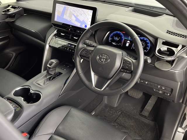 トヨタ ハリアー Z レザーパッケージ 鹿児島県 2024(令6)年 0.9万km プレシャスブラックパール 登録時走行距離：8240km/ワンオーナー/純正ディスプレイオーディオ/ (フルセグTV/BT/USB/HDMI/AM/FM)/バックカメラ/プッシュスタート/デジタルインナーミラー/ビルトインETC/クルーズコントロール/ステアリングヒーター/ステアリングスイッチ/レザーシート/パワーシート/ (D席/N席）/シートヒーター/ (D席/N席）/シートベンチレーション/ (D席/N席）/メモリーシート/電動リアゲート/電動チルト/純正フロアマット/電動格納ミラー/ウィンカーミラー/純正ドアバイザー/純正LEDヘッドライト/フォグランプ/横滑り防止装置/レーンキープアシスト/コーナーセンサー/オートライト/オートマチックハイビーム/スマートキー/スペアキー×1/保証書/取扱説明書