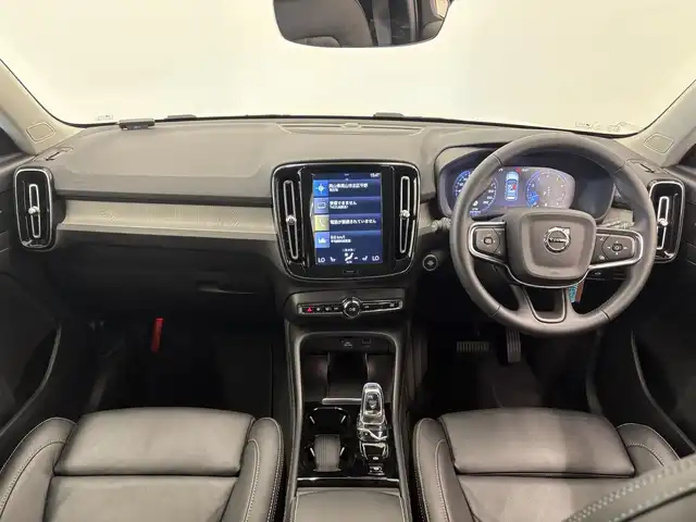 ボルボ ボルボ ＸＣ４０ B4 AWD インスクリプション 岡山県 2022(令4)年 1.3万km クリスタルホワイトP ワンオーナー/VOLVO純正SENSUSナビ/harman/kardonサウンドシステム/全方位カメラ/クリアランスソナー /Bluetooth/AppleCarPlay/AndroidAuto/ETC/置くだけ充電/ブラックレザーシート/前後シートヒーター/フロントパワーシート/右前シートメモリ/ハンズフリー機能付パワーテールゲート/アダプティブクルーズコントロール/衝突被害軽減ブレーキ/純正19インチアルミホイール/保証書/取扱説明書