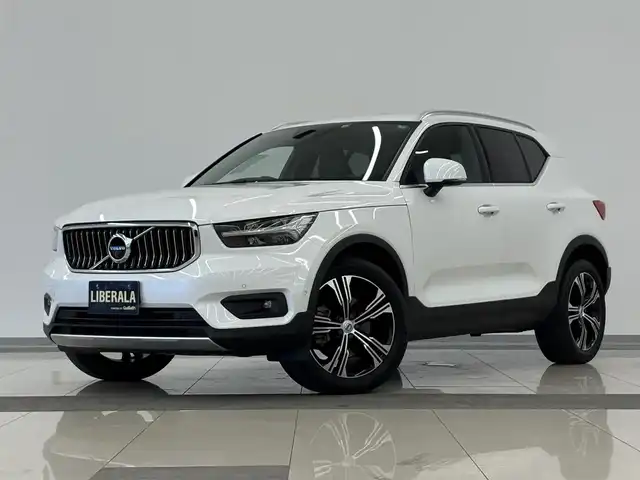 ボルボ ボルボ ＸＣ４０ B4 AWD インスクリプション 岡山県 2022(令4)年 1.3万km クリスタルホワイトP ワンオーナー/VOLVO純正SENSUSナビ/harman/kardonサウンドシステム/全方位カメラ/クリアランスソナー /Bluetooth/AppleCarPlay/AndroidAuto/ETC/置くだけ充電/ブラックレザーシート/前後シートヒーター/フロントパワーシート/右前シートメモリ/ハンズフリー機能付パワーテールゲート/アダプティブクルーズコントロール/衝突被害軽減ブレーキ/純正19インチアルミホイール/保証書/取扱説明書
