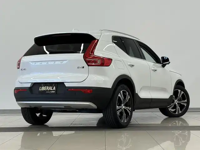 ボルボ ボルボ ＸＣ４０ B4 AWD インスクリプション 岡山県 2022(令4)年 1.3万km クリスタルホワイトP ワンオーナー/VOLVO純正SENSUSナビ/harman/kardonサウンドシステム/全方位カメラ/クリアランスソナー /Bluetooth/AppleCarPlay/AndroidAuto/ETC/置くだけ充電/ブラックレザーシート/前後シートヒーター/フロントパワーシート/右前シートメモリ/ハンズフリー機能付パワーテールゲート/アダプティブクルーズコントロール/衝突被害軽減ブレーキ/純正19インチアルミホイール/保証書/取扱説明書