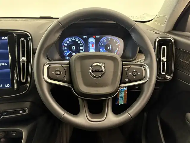 ボルボ ボルボ ＸＣ４０ B4 AWD インスクリプション 岡山県 2022(令4)年 1.3万km クリスタルホワイトP ワンオーナー/VOLVO純正SENSUSナビ/harman/kardonサウンドシステム/全方位カメラ/クリアランスソナー /Bluetooth/AppleCarPlay/AndroidAuto/ETC/置くだけ充電/ブラックレザーシート/前後シートヒーター/フロントパワーシート/右前シートメモリ/ハンズフリー機能付パワーテールゲート/アダプティブクルーズコントロール/衝突被害軽減ブレーキ/純正19インチアルミホイール/保証書/取扱説明書