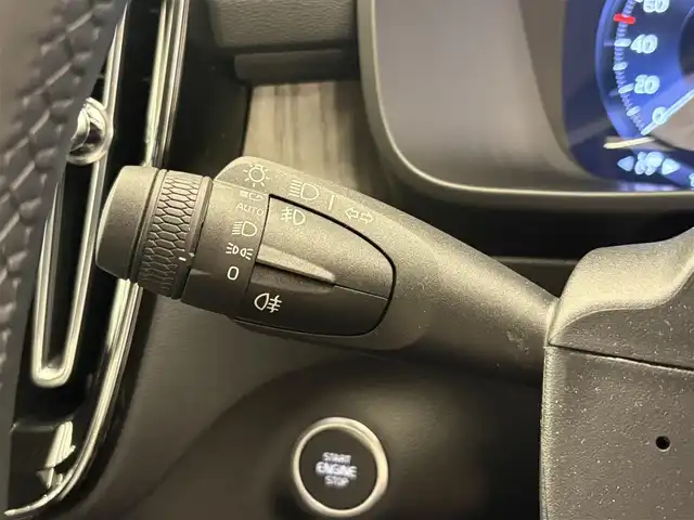 ボルボ ボルボ ＸＣ４０ B4 AWD インスクリプション 岡山県 2022(令4)年 1.3万km クリスタルホワイトP ワンオーナー/VOLVO純正SENSUSナビ/harman/kardonサウンドシステム/全方位カメラ/クリアランスソナー /Bluetooth/AppleCarPlay/AndroidAuto/ETC/置くだけ充電/ブラックレザーシート/前後シートヒーター/フロントパワーシート/右前シートメモリ/ハンズフリー機能付パワーテールゲート/アダプティブクルーズコントロール/衝突被害軽減ブレーキ/純正19インチアルミホイール/保証書/取扱説明書