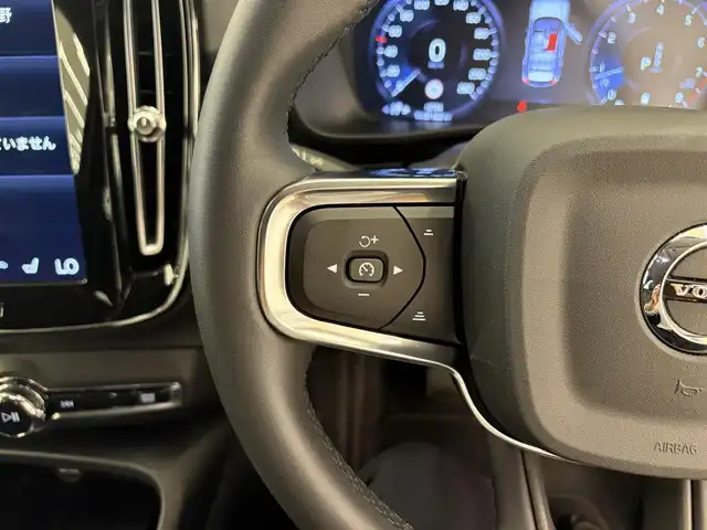 ボルボ ボルボ ＸＣ４０ B4 AWD インスクリプション 岡山県 2022(令4)年 1.3万km クリスタルホワイトP ワンオーナー/VOLVO純正SENSUSナビ/harman/kardonサウンドシステム/全方位カメラ/クリアランスソナー /Bluetooth/AppleCarPlay/AndroidAuto/ETC/置くだけ充電/ブラックレザーシート/前後シートヒーター/フロントパワーシート/右前シートメモリ/ハンズフリー機能付パワーテールゲート/アダプティブクルーズコントロール/衝突被害軽減ブレーキ/純正19インチアルミホイール/保証書/取扱説明書