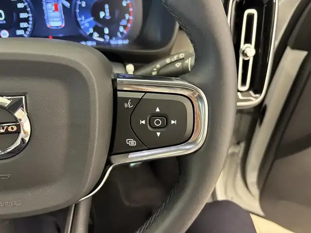 ボルボ ボルボ ＸＣ４０ B4 AWD インスクリプション 岡山県 2022(令4)年 1.3万km クリスタルホワイトP ワンオーナー/VOLVO純正SENSUSナビ/harman/kardonサウンドシステム/全方位カメラ/クリアランスソナー /Bluetooth/AppleCarPlay/AndroidAuto/ETC/置くだけ充電/ブラックレザーシート/前後シートヒーター/フロントパワーシート/右前シートメモリ/ハンズフリー機能付パワーテールゲート/アダプティブクルーズコントロール/衝突被害軽減ブレーキ/純正19インチアルミホイール/保証書/取扱説明書