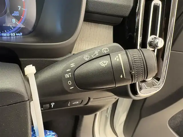 ボルボ ボルボ ＸＣ４０ B4 AWD インスクリプション 岡山県 2022(令4)年 1.3万km クリスタルホワイトP ワンオーナー/VOLVO純正SENSUSナビ/harman/kardonサウンドシステム/全方位カメラ/クリアランスソナー /Bluetooth/AppleCarPlay/AndroidAuto/ETC/置くだけ充電/ブラックレザーシート/前後シートヒーター/フロントパワーシート/右前シートメモリ/ハンズフリー機能付パワーテールゲート/アダプティブクルーズコントロール/衝突被害軽減ブレーキ/純正19インチアルミホイール/保証書/取扱説明書