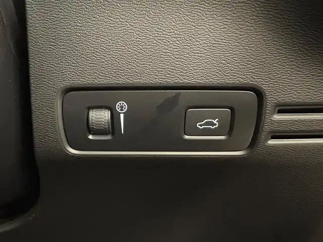 ボルボ ボルボ ＸＣ４０ B4 AWD インスクリプション 岡山県 2022(令4)年 1.3万km クリスタルホワイトP ワンオーナー/VOLVO純正SENSUSナビ/harman/kardonサウンドシステム/全方位カメラ/クリアランスソナー /Bluetooth/AppleCarPlay/AndroidAuto/ETC/置くだけ充電/ブラックレザーシート/前後シートヒーター/フロントパワーシート/右前シートメモリ/ハンズフリー機能付パワーテールゲート/アダプティブクルーズコントロール/衝突被害軽減ブレーキ/純正19インチアルミホイール/保証書/取扱説明書