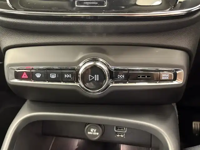 ボルボ ボルボ ＸＣ４０ B4 AWD インスクリプション 岡山県 2022(令4)年 1.3万km クリスタルホワイトP ワンオーナー/VOLVO純正SENSUSナビ/harman/kardonサウンドシステム/全方位カメラ/クリアランスソナー /Bluetooth/AppleCarPlay/AndroidAuto/ETC/置くだけ充電/ブラックレザーシート/前後シートヒーター/フロントパワーシート/右前シートメモリ/ハンズフリー機能付パワーテールゲート/アダプティブクルーズコントロール/衝突被害軽減ブレーキ/純正19インチアルミホイール/保証書/取扱説明書