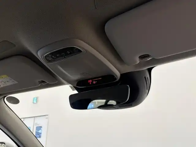 ボルボ ボルボ ＸＣ４０ B4 AWD インスクリプション 岡山県 2022(令4)年 1.3万km クリスタルホワイトP ワンオーナー/VOLVO純正SENSUSナビ/harman/kardonサウンドシステム/全方位カメラ/クリアランスソナー /Bluetooth/AppleCarPlay/AndroidAuto/ETC/置くだけ充電/ブラックレザーシート/前後シートヒーター/フロントパワーシート/右前シートメモリ/ハンズフリー機能付パワーテールゲート/アダプティブクルーズコントロール/衝突被害軽減ブレーキ/純正19インチアルミホイール/保証書/取扱説明書