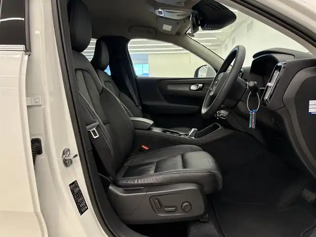 ボルボ ボルボ ＸＣ４０ B4 AWD インスクリプション 岡山県 2022(令4)年 1.3万km クリスタルホワイトP ワンオーナー/VOLVO純正SENSUSナビ/harman/kardonサウンドシステム/全方位カメラ/クリアランスソナー /Bluetooth/AppleCarPlay/AndroidAuto/ETC/置くだけ充電/ブラックレザーシート/前後シートヒーター/フロントパワーシート/右前シートメモリ/ハンズフリー機能付パワーテールゲート/アダプティブクルーズコントロール/衝突被害軽減ブレーキ/純正19インチアルミホイール/保証書/取扱説明書