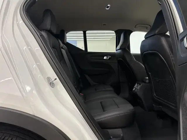 ボルボ ボルボ ＸＣ４０ B4 AWD インスクリプション 岡山県 2022(令4)年 1.3万km クリスタルホワイトP ワンオーナー/VOLVO純正SENSUSナビ/harman/kardonサウンドシステム/全方位カメラ/クリアランスソナー /Bluetooth/AppleCarPlay/AndroidAuto/ETC/置くだけ充電/ブラックレザーシート/前後シートヒーター/フロントパワーシート/右前シートメモリ/ハンズフリー機能付パワーテールゲート/アダプティブクルーズコントロール/衝突被害軽減ブレーキ/純正19インチアルミホイール/保証書/取扱説明書