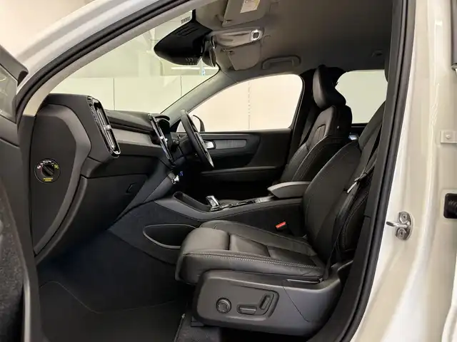 ボルボ ボルボ ＸＣ４０ B4 AWD インスクリプション 岡山県 2022(令4)年 1.3万km クリスタルホワイトP ワンオーナー/VOLVO純正SENSUSナビ/harman/kardonサウンドシステム/全方位カメラ/クリアランスソナー /Bluetooth/AppleCarPlay/AndroidAuto/ETC/置くだけ充電/ブラックレザーシート/前後シートヒーター/フロントパワーシート/右前シートメモリ/ハンズフリー機能付パワーテールゲート/アダプティブクルーズコントロール/衝突被害軽減ブレーキ/純正19インチアルミホイール/保証書/取扱説明書