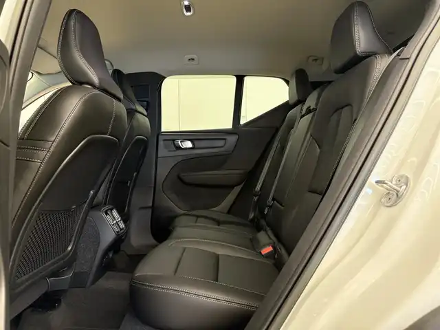 ボルボ ボルボ ＸＣ４０ B4 AWD インスクリプション 岡山県 2022(令4)年 1.3万km クリスタルホワイトP ワンオーナー/VOLVO純正SENSUSナビ/harman/kardonサウンドシステム/全方位カメラ/クリアランスソナー /Bluetooth/AppleCarPlay/AndroidAuto/ETC/置くだけ充電/ブラックレザーシート/前後シートヒーター/フロントパワーシート/右前シートメモリ/ハンズフリー機能付パワーテールゲート/アダプティブクルーズコントロール/衝突被害軽減ブレーキ/純正19インチアルミホイール/保証書/取扱説明書
