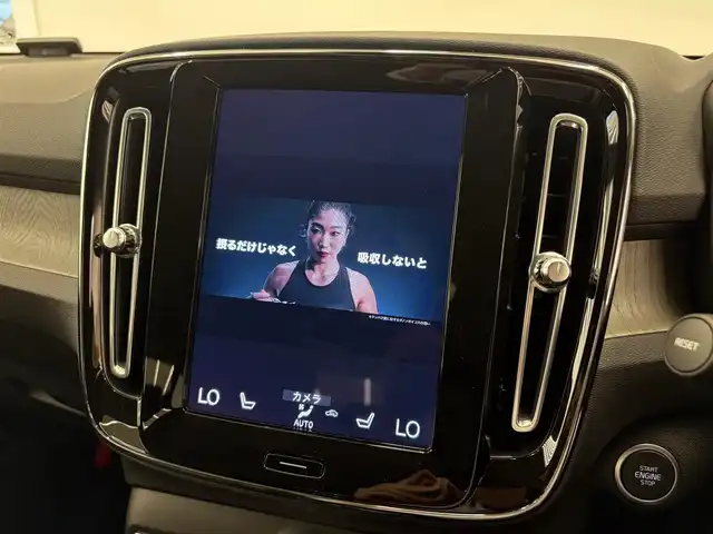 ボルボ ボルボ ＸＣ４０ B4 AWD インスクリプション 岡山県 2022(令4)年 1.3万km クリスタルホワイトP ワンオーナー/VOLVO純正SENSUSナビ/harman/kardonサウンドシステム/全方位カメラ/クリアランスソナー /Bluetooth/AppleCarPlay/AndroidAuto/ETC/置くだけ充電/ブラックレザーシート/前後シートヒーター/フロントパワーシート/右前シートメモリ/ハンズフリー機能付パワーテールゲート/アダプティブクルーズコントロール/衝突被害軽減ブレーキ/純正19インチアルミホイール/保証書/取扱説明書