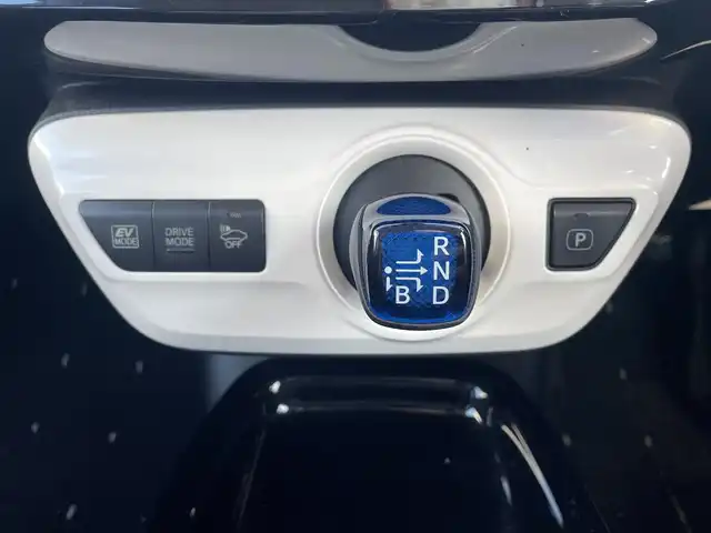 トヨタ プリウス Sセーフティプラス 富山県 2017(平29)年 6.4万km ホワイトパールクリスタルシャイン サンルーフ／/モデリスタ風フルエアロ／/ＡＬＰＩＮＥ製８インチナビ／/フルセグＴＶ／/Ｂｌｕｅｔｏｏｔｈ／/ＤＶＤ再生／/レーダークルーズコントロール／/レーンキープアシスト／/ビルトインＥＴＣ/LEDオートライト//LEDフォグライト/