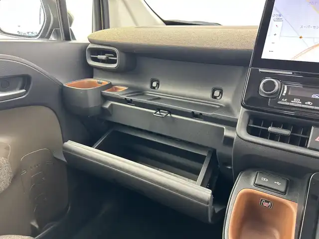 トヨタ シエンタ ハイブリッド Z 三重県 2022(令4)年 1.7万km ベージュ /禁煙車//純正ナビ//両側パワースライドドア//パノラミックビューモニター//ブラインドスポットモニター//トヨタセーフティセンス//プリクラッシュセーフティ//オートマチックハイビーム//レーダークルーズコントロール//レーントレーシングアシスト//ビルトインETC//AC100V//LEDヘッドライト