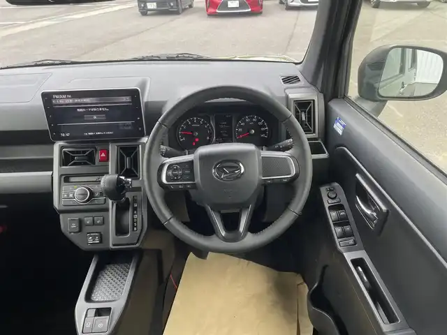ダイハツ タフト G クロムベンチャー 愛媛県 2022(令4)年 0.8万km フォレストカーキメタリック ガラスルーフ/スマートアシスト/衝突被害軽減ブレーキ/レーンキープアシスト/ふらつき警報/コーナーセンサー/純正9インチナビ【NSZN-Y71DS】/　CD/DVD/Bluetooth/ワンセグ/全周囲/バックカメラ/前方ドライブレコーダー/ETC/前席シートヒーター/電子パーキングブレーキ/革巻きステアリング/ステアリングスイッチ/オートライト/LEDヘッドライト/電動格納ミラー/アームレスト(収納付)/フロアマット