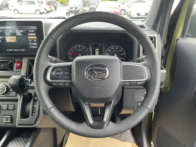 ダイハツ タフト G クロムベンチャー 愛媛県 2022(令4)年 0.8万km フォレストカーキメタリック ガラスルーフ/スマートアシスト/衝突被害軽減ブレーキ/レーンキープアシスト/ふらつき警報/コーナーセンサー/純正9インチナビ【NSZN-Y71DS】/　CD/DVD/Bluetooth/ワンセグ/全周囲/バックカメラ/前方ドライブレコーダー/ETC/前席シートヒーター/電子パーキングブレーキ/革巻きステアリング/ステアリングスイッチ/オートライト/LEDヘッドライト/電動格納ミラー/アームレスト(収納付)/フロアマット