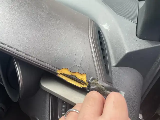 トヨタ Ｃ－ＨＲ G 愛知県 2017(平29)年 3.2万km ブラックマイカ 純正９インチナビ　/（AM/FM/CD・DVD再生/フルセグTV/SD/Bluetooth)/トヨタセーフティセンス　/　　-プリクラッシュセーフティ/　　-レーダークルーズコントロール　/　　-レーントレーニングアシスト/　　-オートマチックハイビーム/　　-ロードサインアシスト/シートヒーター　/ブラインドスポットモニター　/ＬＥＤヘッドライト　/ＬＥＤフォグランプ/ビルトインＥＴＣ　/バックカメラ　/純正フロアマット　/アクセサリーソケット/プッシュスタート/　　-スマートキー