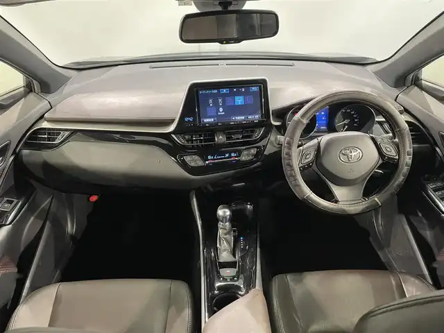 トヨタ Ｃ－ＨＲ G 愛知県 2017(平29)年 3.2万km ブラックマイカ 純正９インチナビ　/（AM/FM/CD・DVD再生/フルセグTV/SD/Bluetooth)/トヨタセーフティセンス　/　　-プリクラッシュセーフティ/　　-レーダークルーズコントロール　/　　-レーントレーニングアシスト/　　-オートマチックハイビーム/　　-ロードサインアシスト/シートヒーター　/ブラインドスポットモニター　/ＬＥＤヘッドライト　/ＬＥＤフォグランプ/ビルトインＥＴＣ　/バックカメラ　/純正フロアマット　/アクセサリーソケット/プッシュスタート/　　-スマートキー
