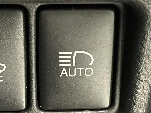 トヨタ Ｃ－ＨＲ G 愛知県 2017(平29)年 3.2万km ブラックマイカ 純正９インチナビ　/（AM/FM/CD・DVD再生/フルセグTV/SD/Bluetooth)/トヨタセーフティセンス　/　　-プリクラッシュセーフティ/　　-レーダークルーズコントロール　/　　-レーントレーニングアシスト/　　-オートマチックハイビーム/　　-ロードサインアシスト/シートヒーター　/ブラインドスポットモニター　/ＬＥＤヘッドライト　/ＬＥＤフォグランプ/ビルトインＥＴＣ　/バックカメラ　/純正フロアマット　/アクセサリーソケット/プッシュスタート/　　-スマートキー