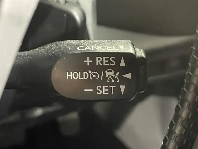 トヨタ Ｃ－ＨＲ G 愛知県 2017(平29)年 3.2万km ブラックマイカ 純正９インチナビ　/（AM/FM/CD・DVD再生/フルセグTV/SD/Bluetooth)/トヨタセーフティセンス　/　　-プリクラッシュセーフティ/　　-レーダークルーズコントロール　/　　-レーントレーニングアシスト/　　-オートマチックハイビーム/　　-ロードサインアシスト/シートヒーター　/ブラインドスポットモニター　/ＬＥＤヘッドライト　/ＬＥＤフォグランプ/ビルトインＥＴＣ　/バックカメラ　/純正フロアマット　/アクセサリーソケット/プッシュスタート/　　-スマートキー