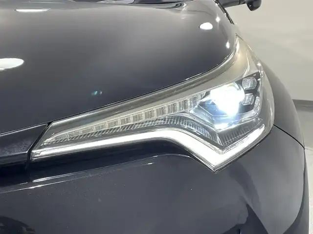 トヨタ Ｃ－ＨＲ G 愛知県 2017(平29)年 3.2万km ブラックマイカ 純正９インチナビ　/（AM/FM/CD・DVD再生/フルセグTV/SD/Bluetooth)/トヨタセーフティセンス　/　　-プリクラッシュセーフティ/　　-レーダークルーズコントロール　/　　-レーントレーニングアシスト/　　-オートマチックハイビーム/　　-ロードサインアシスト/シートヒーター　/ブラインドスポットモニター　/ＬＥＤヘッドライト　/ＬＥＤフォグランプ/ビルトインＥＴＣ　/バックカメラ　/純正フロアマット　/アクセサリーソケット/プッシュスタート/　　-スマートキー