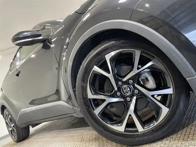 トヨタ Ｃ－ＨＲ G 愛知県 2017(平29)年 3.2万km ブラックマイカ 純正９インチナビ　/（AM/FM/CD・DVD再生/フルセグTV/SD/Bluetooth)/トヨタセーフティセンス　/　　-プリクラッシュセーフティ/　　-レーダークルーズコントロール　/　　-レーントレーニングアシスト/　　-オートマチックハイビーム/　　-ロードサインアシスト/シートヒーター　/ブラインドスポットモニター　/ＬＥＤヘッドライト　/ＬＥＤフォグランプ/ビルトインＥＴＣ　/バックカメラ　/純正フロアマット　/アクセサリーソケット/プッシュスタート/　　-スマートキー