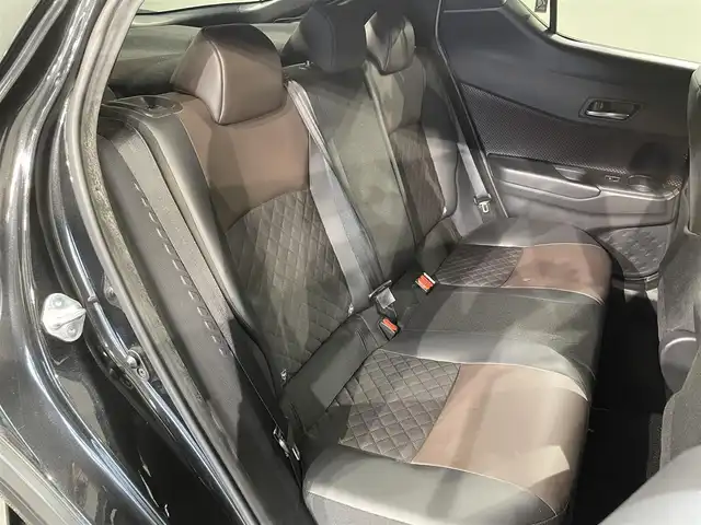 トヨタ Ｃ－ＨＲ G 愛知県 2017(平29)年 3.2万km ブラックマイカ 純正９インチナビ　/（AM/FM/CD・DVD再生/フルセグTV/SD/Bluetooth)/トヨタセーフティセンス　/　　-プリクラッシュセーフティ/　　-レーダークルーズコントロール　/　　-レーントレーニングアシスト/　　-オートマチックハイビーム/　　-ロードサインアシスト/シートヒーター　/ブラインドスポットモニター　/ＬＥＤヘッドライト　/ＬＥＤフォグランプ/ビルトインＥＴＣ　/バックカメラ　/純正フロアマット　/アクセサリーソケット/プッシュスタート/　　-スマートキー