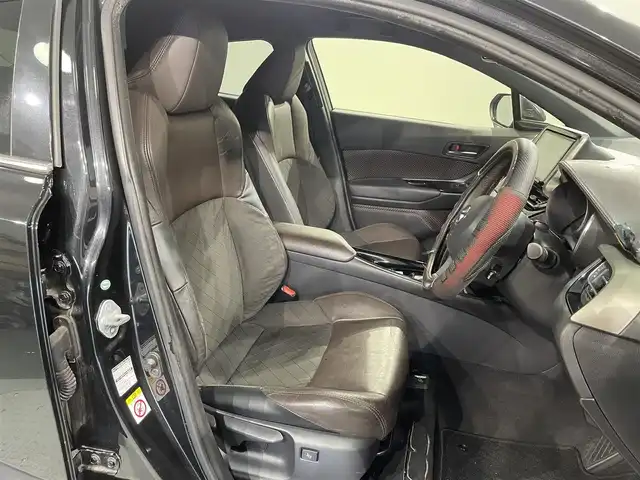 トヨタ Ｃ－ＨＲ G 愛知県 2017(平29)年 3.2万km ブラックマイカ 純正９インチナビ　/（AM/FM/CD・DVD再生/フルセグTV/SD/Bluetooth)/トヨタセーフティセンス　/　　-プリクラッシュセーフティ/　　-レーダークルーズコントロール　/　　-レーントレーニングアシスト/　　-オートマチックハイビーム/　　-ロードサインアシスト/シートヒーター　/ブラインドスポットモニター　/ＬＥＤヘッドライト　/ＬＥＤフォグランプ/ビルトインＥＴＣ　/バックカメラ　/純正フロアマット　/アクセサリーソケット/プッシュスタート/　　-スマートキー