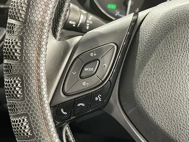 トヨタ Ｃ－ＨＲ G 愛知県 2017(平29)年 3.2万km ブラックマイカ 純正９インチナビ　/（AM/FM/CD・DVD再生/フルセグTV/SD/Bluetooth)/トヨタセーフティセンス　/　　-プリクラッシュセーフティ/　　-レーダークルーズコントロール　/　　-レーントレーニングアシスト/　　-オートマチックハイビーム/　　-ロードサインアシスト/シートヒーター　/ブラインドスポットモニター　/ＬＥＤヘッドライト　/ＬＥＤフォグランプ/ビルトインＥＴＣ　/バックカメラ　/純正フロアマット　/アクセサリーソケット/プッシュスタート/　　-スマートキー