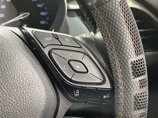 トヨタ Ｃ－ＨＲ G 愛知県 2017(平29)年 3.2万km ブラックマイカ 純正９インチナビ　/（AM/FM/CD・DVD再生/フルセグTV/SD/Bluetooth)/トヨタセーフティセンス　/　　-プリクラッシュセーフティ/　　-レーダークルーズコントロール　/　　-レーントレーニングアシスト/　　-オートマチックハイビーム/　　-ロードサインアシスト/シートヒーター　/ブラインドスポットモニター　/ＬＥＤヘッドライト　/ＬＥＤフォグランプ/ビルトインＥＴＣ　/バックカメラ　/純正フロアマット　/アクセサリーソケット/プッシュスタート/　　-スマートキー