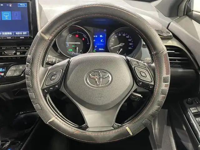 トヨタ Ｃ－ＨＲ G 愛知県 2017(平29)年 3.2万km ブラックマイカ 純正９インチナビ　/（AM/FM/CD・DVD再生/フルセグTV/SD/Bluetooth)/トヨタセーフティセンス　/　　-プリクラッシュセーフティ/　　-レーダークルーズコントロール　/　　-レーントレーニングアシスト/　　-オートマチックハイビーム/　　-ロードサインアシスト/シートヒーター　/ブラインドスポットモニター　/ＬＥＤヘッドライト　/ＬＥＤフォグランプ/ビルトインＥＴＣ　/バックカメラ　/純正フロアマット　/アクセサリーソケット/プッシュスタート/　　-スマートキー