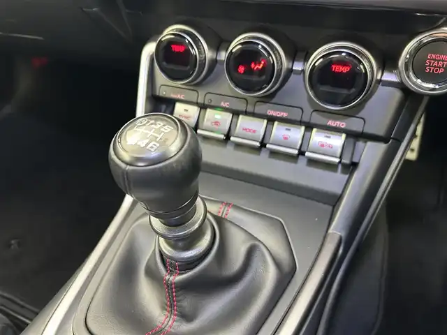 スバル ＢＲＺ S 千葉県 2023(令5)年 1.8万km クリスタルホワイトP 禁煙車/スバルリヤビークルディテクション/ステアリング連動ヘッドランプ/社外９インチメモリナビ/・型番：MDV-M908HDL/・CD/DVD/Bluetooth/フルセグTV/・ETC２.０/革巻きステアリング/・ステアリングスイッチ/ハーフレザーシート/・DNシートヒーター/社外フロアマット/純正１８インチAW/オートライト/・LEDヘッドライト/電動格納ミラー