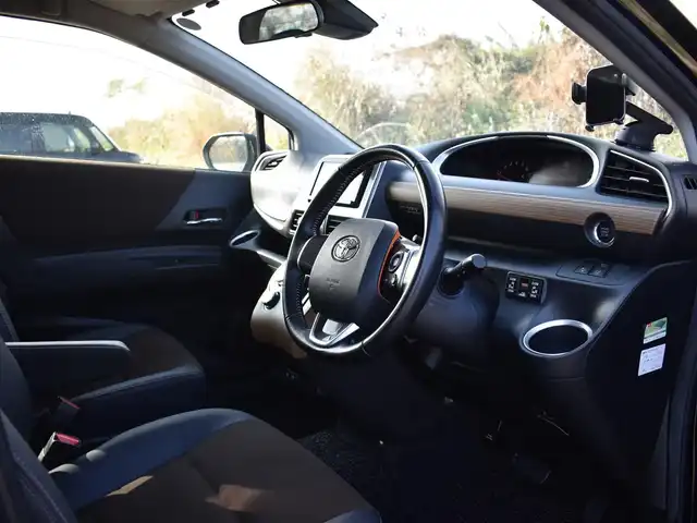 トヨタ シエンタ G クエロ 福岡県 2020(令2)年 3.3万km ブラックマイカ 社外ナビ【AVN-D10】/　CD/DVD/フルセグTV/BTオーディオ/バックカメラ/スマートキー/プッシュスタート/両側パワースライドドア/ハーフレザーシート/オートライト/トヨタセーフティセンス/　・PCS（プリクラッシュセーフティ）/　・LDA（レーンディパーチャーアラート）/　・オートマチックハイビーム/　・先行車発進告知機能/ETC/純正LEDヘッドライト/電動格納ミラー