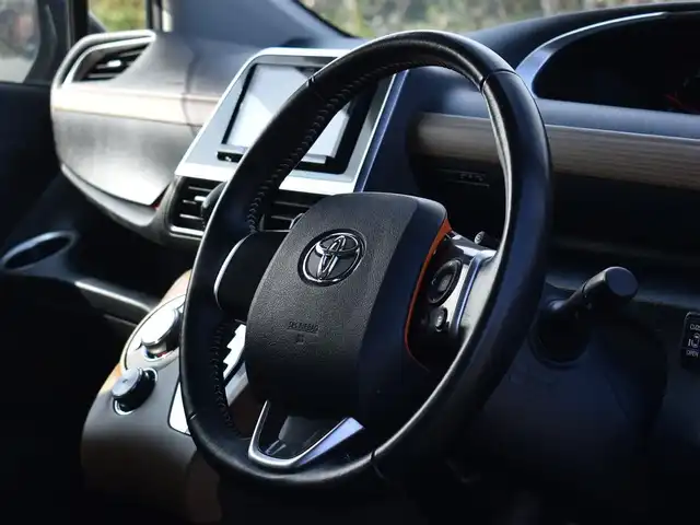 トヨタ シエンタ G クエロ 福岡県 2020(令2)年 3.3万km ブラックマイカ 社外ナビ【AVN-D10】/　CD/DVD/フルセグTV/BTオーディオ/バックカメラ/スマートキー/プッシュスタート/両側パワースライドドア/ハーフレザーシート/オートライト/トヨタセーフティセンス/　・PCS（プリクラッシュセーフティ）/　・LDA（レーンディパーチャーアラート）/　・オートマチックハイビーム/　・先行車発進告知機能/ETC/純正LEDヘッドライト/電動格納ミラー