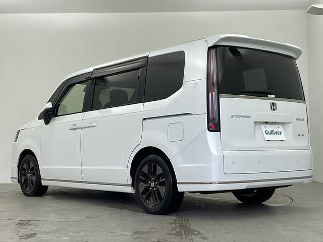 ホンダ ステップワゴン スパーダ eHEV 鹿児島県 2022(令4)年 2.1万km プラチナホワイトパール 純正11型ナビ(フルセグTV/BT/CD/DVD)/両側パワースライドドア/パワーテールゲート/アラウンドビューモニター/バックカメラ/ビルトインETC/純正15.6型リア席モニター/渋滞追従機能付アダプティブクルーズコントロール/ソナーセンサー/ホンダセンシング/・衝突軽減ブレーキ/・誤発進抑制機能(前後)/・近距離衝突軽減ブレーキ/・歩行者事故低減ステアリング/・車線維持支援システム/・トラフィックジャムアシスト/・先行車発進お知らせ機能/・標識認識機能/・オートハイビーム/LEDヘッドランプ/デュアルオートエアコン/本革巻きステアリング/パドルシフト/合皮/撥水ファブリックコンビシート/前席シートヒーター/2列目キャプテンシート(オットマン付)/純正16インチアルミホイール/全列USBチャージャー/スマートキーシステム/禁煙車