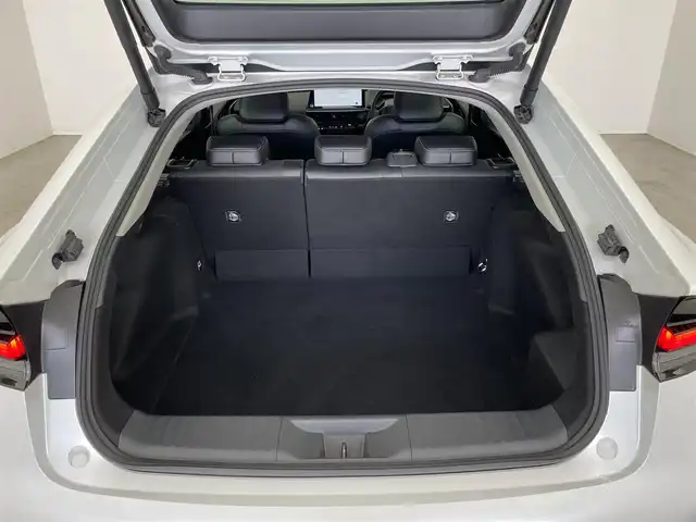 トヨタ プリウス Z 埼玉県 2023(令5)年 2.5万km プラチナホワイトパールマイカ パノラマルーフ　純正１２．３インチディスプレイオーディオ　パノラミックビューモニター　ＢＳＭ　デジタルミラー　　前後ドラレコ　メモリシート　シートヒーター　ベンチレーション　ステアリングヒーター　ＴＶ