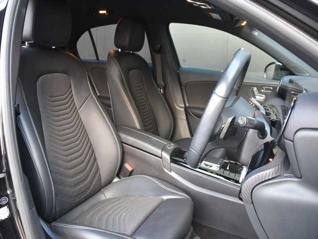 メルセデス・ベンツ Ｍ・ベンツ Ａ１８０ スタイル 和歌山県 2018(平30)年 5.1万km 黒 純ナビ /Bカメラ /TV /CarPlay /レーダーセーフティパッケージ /ハーフレザー /シートヒーター /パワーシート /キーレスゴー /パドルシフト /ドラレコ /純16incAW /LEDライト /ETC/スペアキー