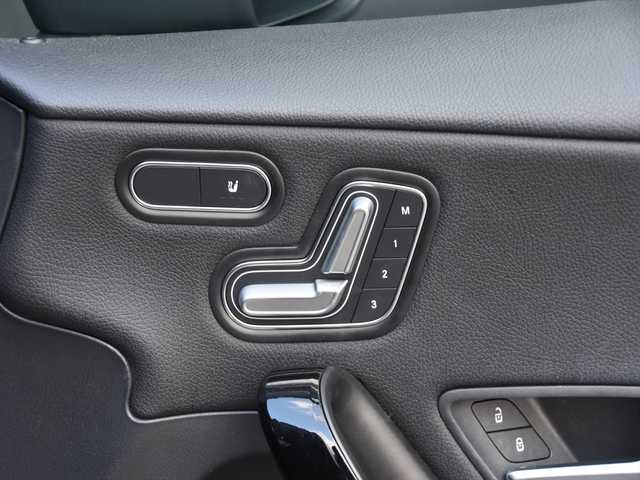 メルセデス・ベンツ Ｍ・ベンツ Ａ１８０ スタイル 和歌山県 2018(平30)年 5.1万km 黒 純ナビ /Bカメラ /TV /CarPlay /レーダーセーフティパッケージ /ハーフレザー /シートヒーター /パワーシート /キーレスゴー /パドルシフト /ドラレコ /純16incAW /LEDライト /ETC/スペアキー