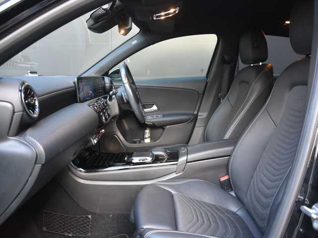 メルセデス・ベンツ Ｍ・ベンツ Ａ１８０ スタイル 和歌山県 2018(平30)年 5.1万km 黒 純ナビ /Bカメラ /TV /CarPlay /レーダーセーフティパッケージ /ハーフレザー /シートヒーター /パワーシート /キーレスゴー /パドルシフト /ドラレコ /純16incAW /LEDライト /ETC/スペアキー